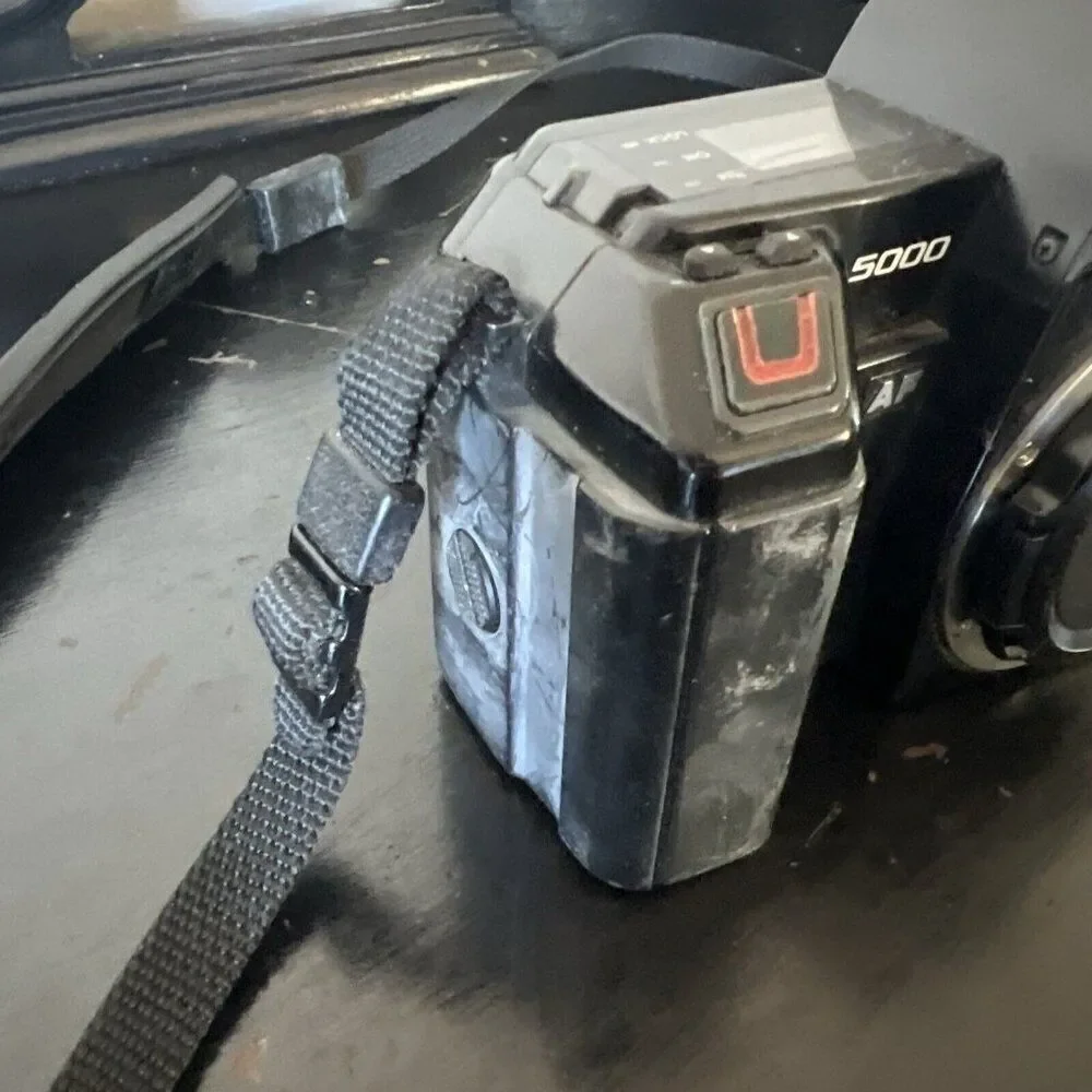 Minolta Maxxum 5000 AF 35mm SLR Camera